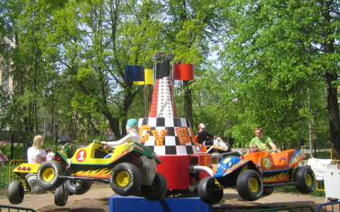 "Покрыты ржавчиной и шероховатые": прокуратура проверила аттракционы  в Каменском районе