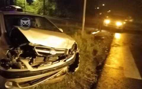 В Пензе на Чебышева в ДТП разворотило автомобиль на переходе