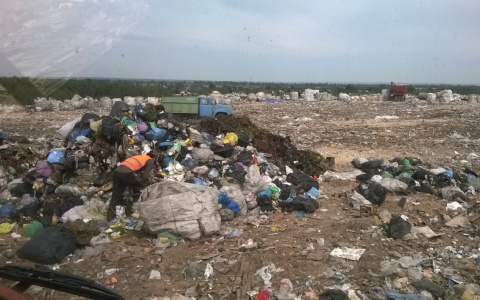 «Горит неделю, потушить не можем»:  пензенское МЧС сообщает о пожаре на свалке