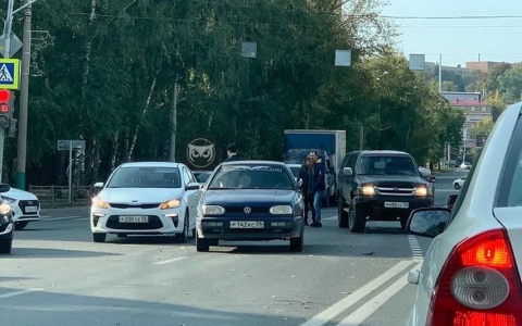 Утром в час пик в Пензе столкнулись три автомобиля