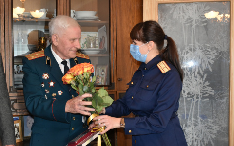 «Форсировал Днепр, освобождал Киев»: следователи вручили юбилейную медаль ветерану ВОВ