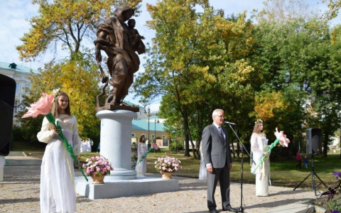 «Мать и дитя»: у Спасского собора появился новый памятник