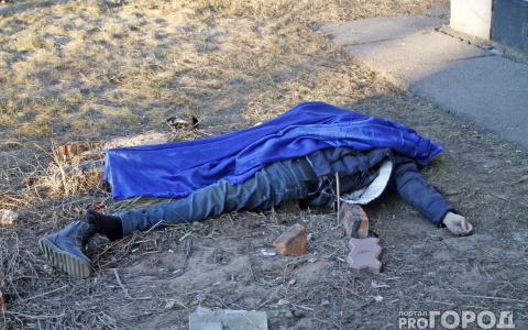 Личность устанавливается: на Плеханова нашли труп мужчины без повреждений