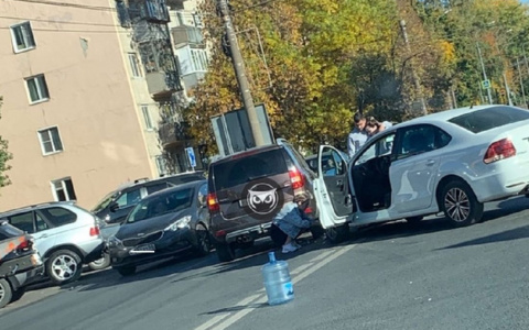 Образовалась пробка: в центре Пензы столкнулись две легковушки