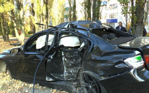 В Пензе «БМВ» влетел в столб, погиб человек