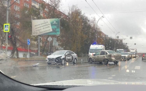 К месту ужасного серьезного ДТП в Пензе приехала бригада «скорой помощи»