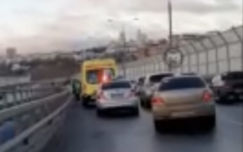 Появилось видео массовой аварии на мосту в Пензе