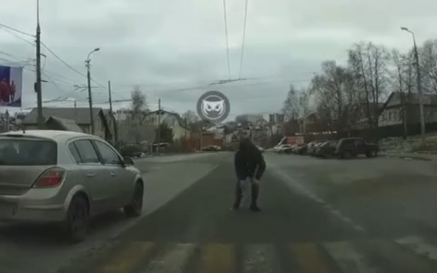 В Пензе на пешеходном переходе сбили мужчину - видео