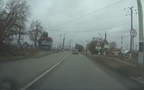 Рискуя жизнью, пензенский водитель нырнул под шлагбаум – видео