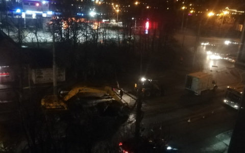 Из-за коммунальной аварии в Пензе перекрыт проезд - видео