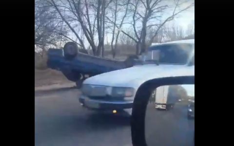 Появилось видео с места, где на улице  Аустрина  в Пензе перевернулось авто