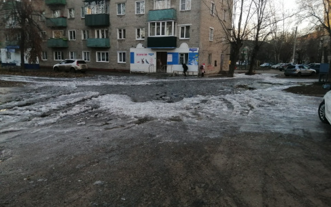 Дети добираются вплавь: около школы в Пензе произошел коммунальный коллапс