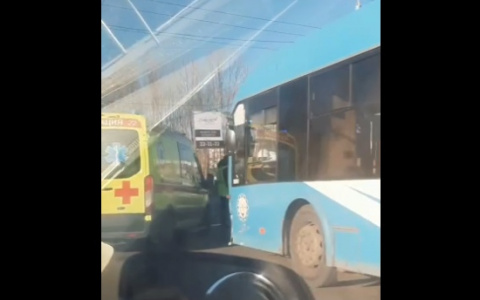 К месту аварии с троллейбусом в Пензе съехались спасатели, реанимация и полиция