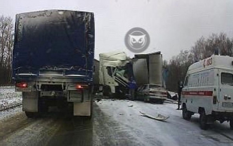 Огромная пробка: на трассе в Пензенской области произошло жуткое ДТП с фурой