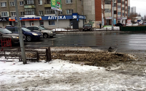 В Пензе большегруз провалился под землю - фото