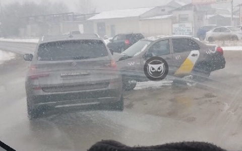 В Пензе такси протаранило иномарку