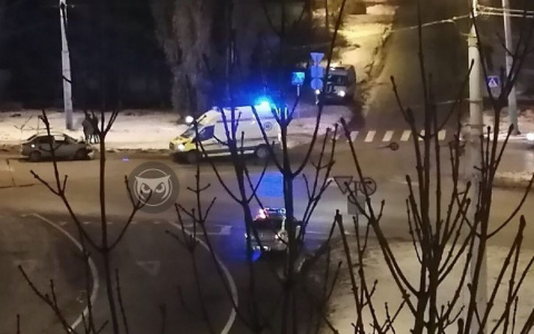 Скорая и полиция прибыли на место аварии в центре Пензы