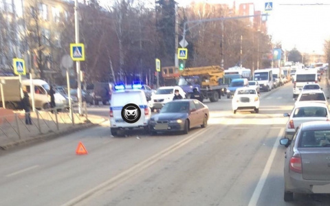 В Пензе иномарка протаранила полицейский автомобиль