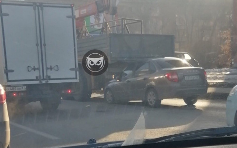 В Пензе легковушка влетела в грузовую машину