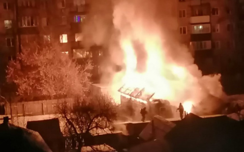 Ночью в Кузнецке произошёл сильный пожар – видео