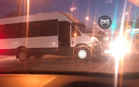 В Пензе произошла серьезная авария с участием микроавтобуса