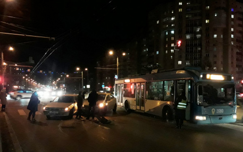 В Пензе на пешеходном переходе произошла опасная авария