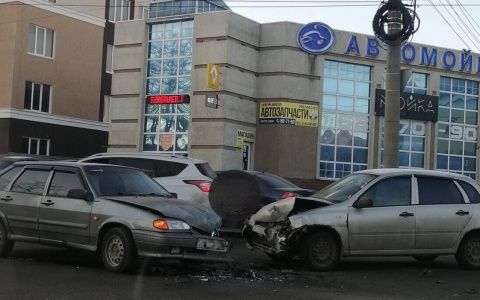 В центре Пензе лоб в лоб столкнулись два автомобиля