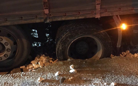 В Пензе грузовик провалился на дороге