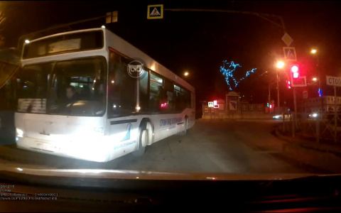 «Бешеный автобус» промчался по Пензе – видео