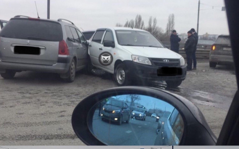 "Столкнулись 5 машин": очевидцы сообщают о массовом ДТП в Пензе