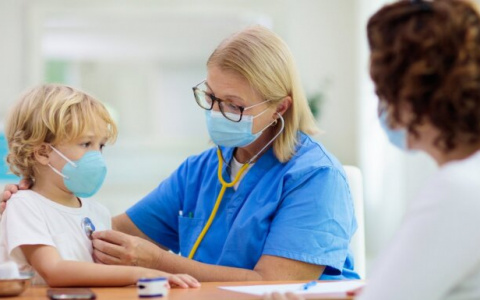 Заявление врачей: новый штамм коронавируса поражает детей