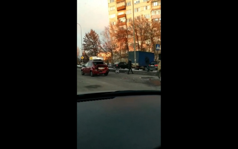 В Пензе инкассаторская машина вмяла багажник легковушке