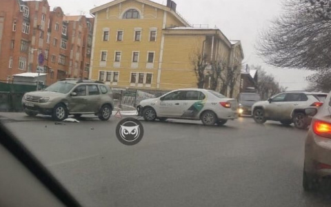 В Пензе на улице Володарского столкнулись две легковушки