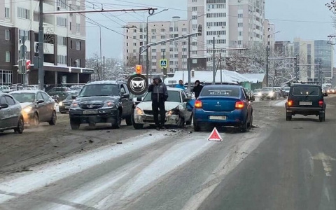 В Пензе на перекрестке произошла серьёзная авария