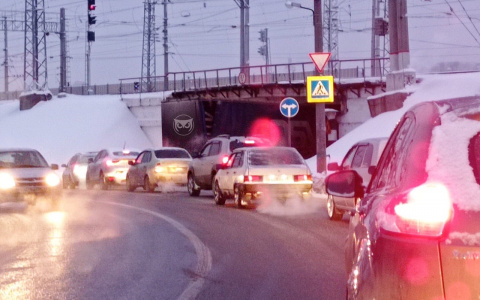 В Пензе фура перекрыла движение на дороге