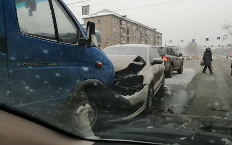 Появились фото с места кошмарной аварии в Пензе на Кулакова