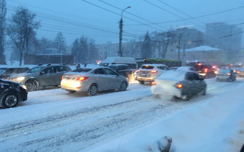 «Лучше не выезжать»: снегопад вызвал гигантские пробки в Пензе