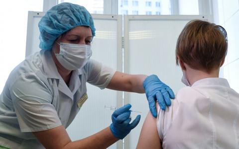 С вакциной от COVID-19 могут заявиться в школы и детсады