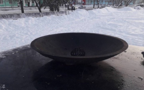 Подростки забросали Вечный огонь снегом