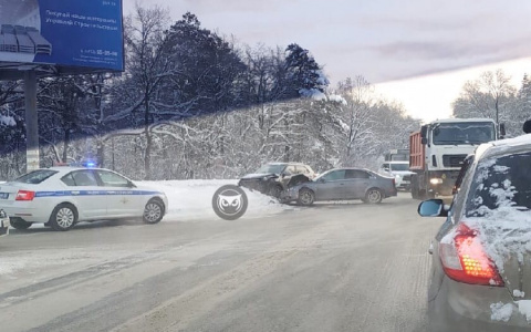 «Дорога стоит»: в Пензе жестко столкнулись две машины