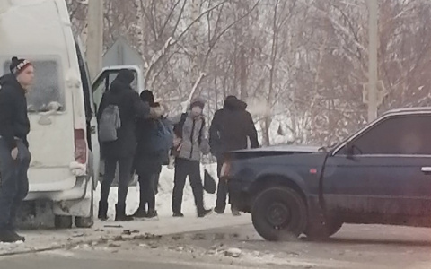 Под Пензой автомобиль въехал в маршрутку с детьми
