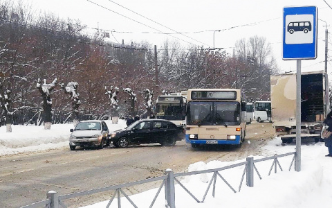 «Перекрыта вся дорога»: на улице Калинина в Пензе произошла авария