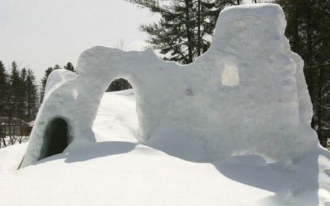 Девочку насмерть засыпало снегом во время игры