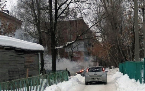 В Пензе очевидцы сообщают о горящем автомобиле