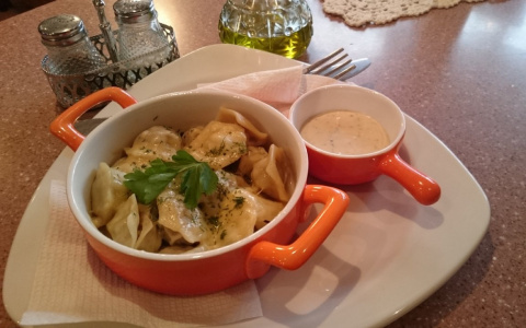 Школьный повар накормила детей пельменями с пола