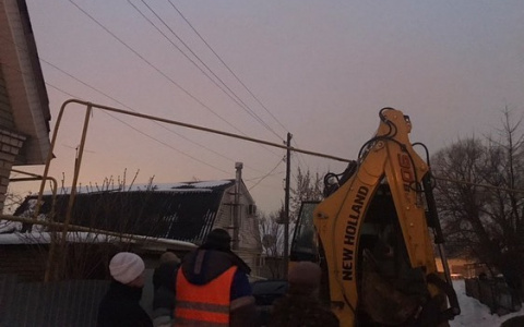 А могло и взорваться! В Пензе трактор, убиравший снег, снес газовую трубу