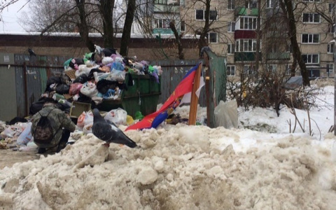 В Пензе на мусорку выкинули государственный флаг