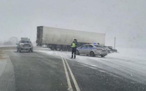 Посылок не будет! В Пензенской области почтовый УАЗик залетел под фуру