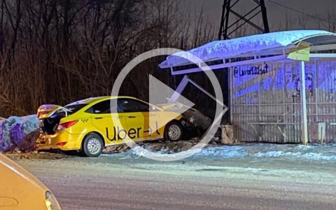 В Пензе машина в результате аварии влетела в остановку