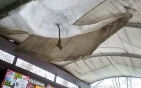 Над стоявшей на остановке пензячкой обрушилась крыша